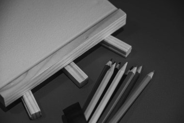 Ahşap sehpalı kalemler çizmek; siyah ve beyaz stili