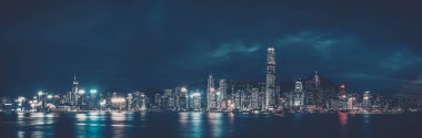 Hong Kong 'daki Victoria Limanı' nda şehir manzarası ve gökyüzü. 