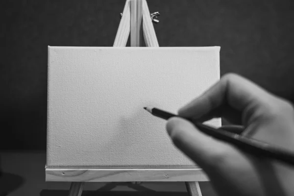 画架上的铅笔手 黑白风格 — 图库照片