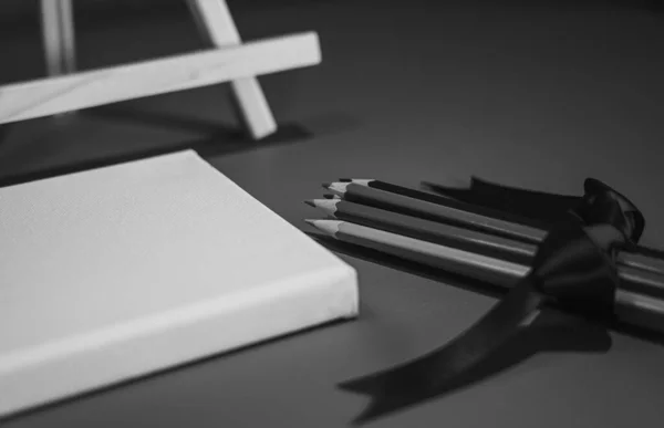 Ahşap Sehpalı Kalemler Çizmek Siyah Beyaz Stili — Stok fotoğraf