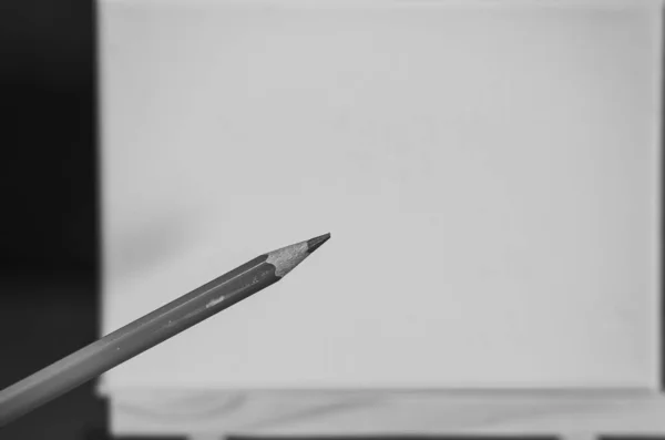 木製のイーゼルで鉛筆を描く 黒と白のスタイル — ストック写真