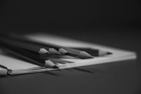 흑색과 흰색으로 연필을 만드는 — 스톡 사진