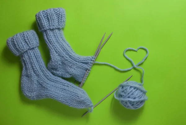 Tricoter la laine et tricoter les aiguilles sur la table verte vue du dessus copier l'espace — Photo