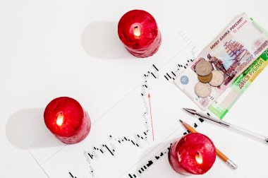 Kırmızı mumlar ve ruble kalem ile olumlu bir mali rapor göstermek için üst görünüm pensil