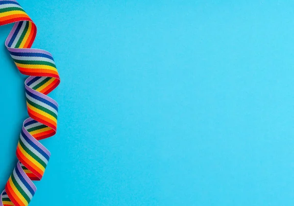 Nastro arcobaleno a spirale su sfondo blu vista dall'alto copia spazio — Foto Stock