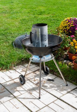 Yeni su ısıtıcısı Barbekü ızgara çim çim üzerinde izole kapak