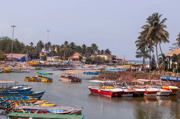 Goa, Hindistan, 15 Nisan 2019, Liman'da renkli balıkçı tekneleri