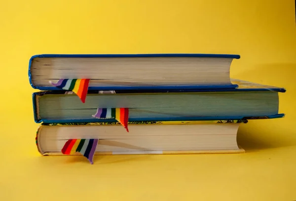Una pila de tres libros con marcadores de cinta de arco iris está sobre la mesa. Concepto de regreso a la escuela, libertad, independencia Fotos De Stock Sin Royalties Gratis