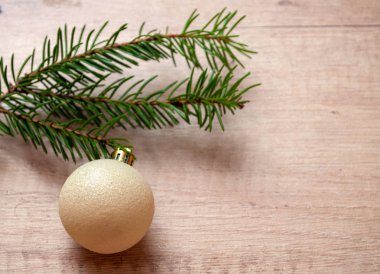 Ahşap arka plan kopya alanı düz üzerinde izole Noel süslemeleri yatıyordu