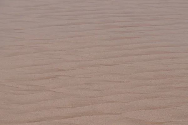 Abstrata textura linha onda areia na praia - natureza fundo — Fotografia de Stock