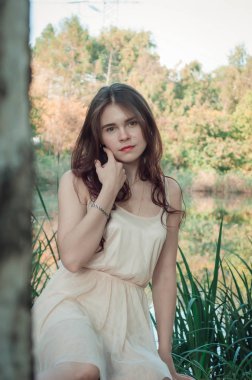 çekici bir genç kadının portresi, arka planda Park sokakta gün batımı zevk bir kız.