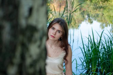 çekici bir genç kadının portresi, arka planda Park sokakta gün batımı zevk bir kız.