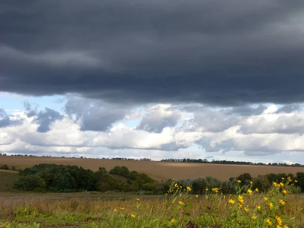 Cadena Nubes Trueno Sobre Prados Rurales — Foto de Stock