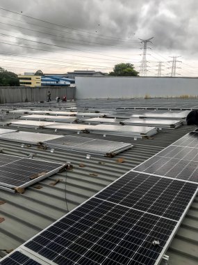 Nilai, Malezya - 1 Haziran 2020: Güneş paneli teknisyeni. Yenilenebilir enerji. Açık alana fotovoltaik panel kurulumu.