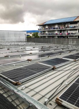 Fotovoltaik enerji santrali veya güneş parkının güneş panellerini bulutlu gökyüzü için kapatın. Yenilenebilir enerji ve alternatif elektrik kaynağı. Seçici odak.