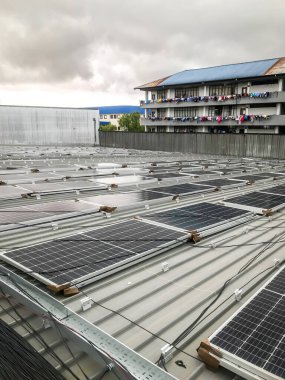 Fotovoltaik enerji santrali veya güneş parkının güneş panellerini bulutlu gökyüzü için kapatın. Yenilenebilir enerji ve alternatif elektrik kaynağı. Seçici odak.