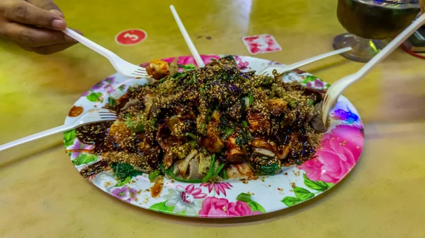 Pessoas Comendo Yong Tau Foo Yentafu Uma Cozinha Chinesa Usando — Fotografia de Stock