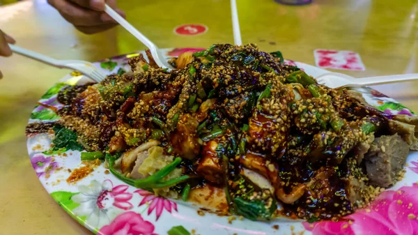 Folk Äter Yong Tau Foo Eller Yentafu Ett Kinesiskt Kök — Stockfoto