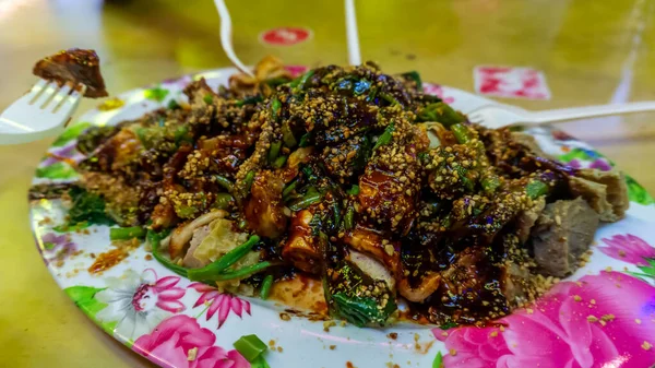 Gente Comiendo Yong Tau Foo Yentafu Una Cocina China Usando —  Fotos de Stock