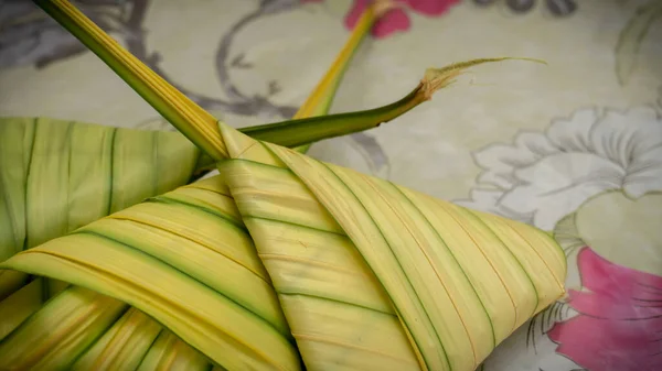 未烹调的马来菜Ketupat Daun Palas或米饭饺子 用扇形棕榈叶将糯米包裹成三角形 通常见于开斋节或Hari Raya庆典期间 — 图库照片