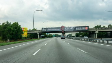 Selangor, Malezya - 31 Mayıs 2020: Otoyol manzaralı Elit Otoyol. Negeri Sembilan 'da Şah Alam ile Nilai arasında uzanan Malezya' da kontrollü erişim otoyolu..