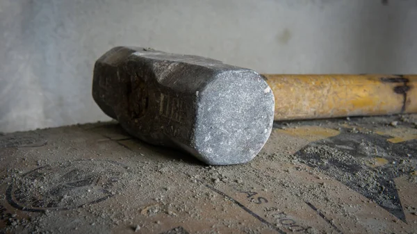 将大铁锤弃置在水泥袋建筑工地的近景 用于房屋整修时撞毁墙壁和地板 工作劳动概念 — 图库照片