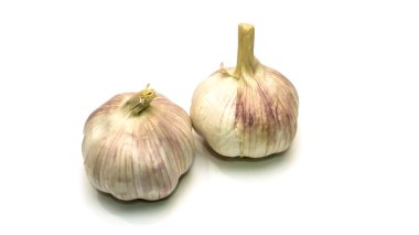 İzole edilmiş beyaz arkaplanda ham sarımsak, kırpma arkaplanı içerir.