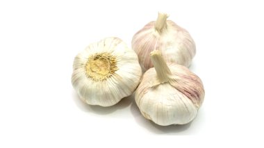 İzole edilmiş beyaz arkaplanda ham sarımsak, kırpma arkaplanı içerir.