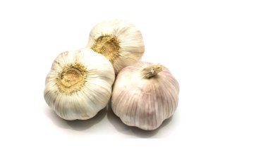 İzole edilmiş beyaz arkaplanda ham sarımsak, kırpma arkaplanı içerir.