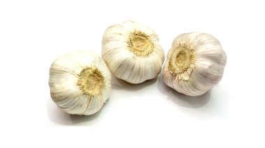 İzole edilmiş beyaz arkaplanda ham sarımsak, kırpma arkaplanı içerir.