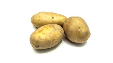 İzole edilmiş beyaz arka planda çiğ kahverengi patates..