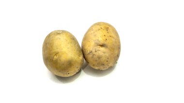 İzole edilmiş beyaz arka planda çiğ kahverengi patates..