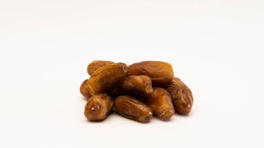 Anka kuşu dactylifera yığını, genellikle tarih ya da izole beyaz arka planda kurma olarak bilinir..