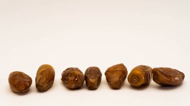 Phoenix Dactylifera 'nın sıra dizilimi, genellikle tarih ya da izole beyaz arka planda kurma olarak bilinir. Seçici odak.