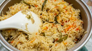Nasi Briyani ya da Biryani pilavını pirinç kaşığıyla yakın çekin. Biryani, Hindistan 'ın altkıtasındaki Müslümanlar arasında kökeni olan karışık bir pirinç yemeği..