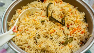 Nasi Briyani ya da Biryani pilavını pirinç kaşığıyla yakın çekin. Biryani, Hindistan 'ın altkıtasındaki Müslümanlar arasında kökeni olan karışık bir pirinç yemeği..