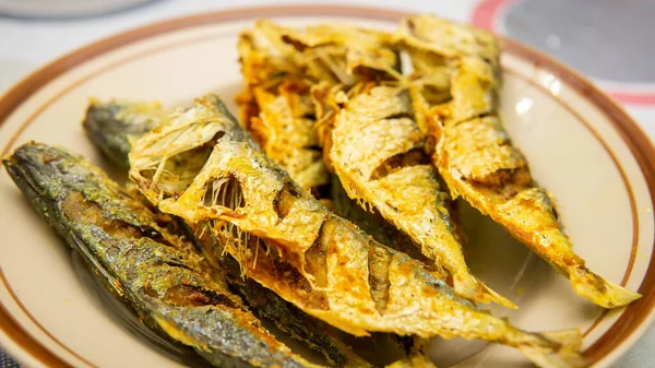 テーブルの上のプレートには 揚げサバの魚の姿がよく見えます 伝統的なマレーシアは昼食に料理を提供 — ストック写真