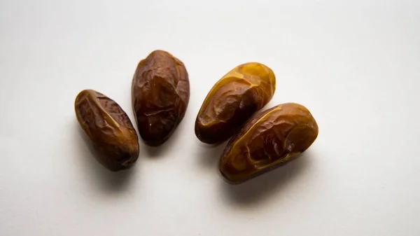 Een Stapel Feniks Dactylifera Algemeen Bekend Als Dadels Kurma Geïsoleerde — Stockfoto