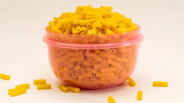 Closes Full Purple Plastic Container Raw Macaroni Isolated White Background — Stock Photo, Image