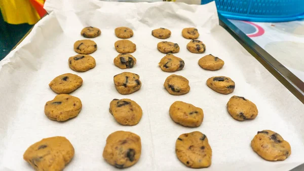 Großaufnahme Rohe Kekse Mit Schokoladenstücken Vor Dem Backen Auf Einem — Stockfoto