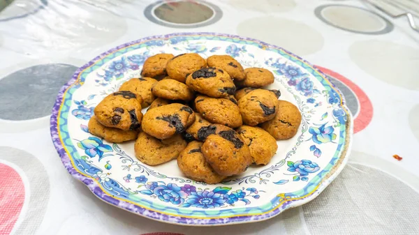 Großaufnahme Voller Stapel Kekse Mit Schokoladenstücken Auf Einem Teller Tisch — Stockfoto