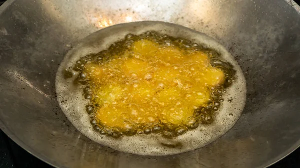 Çiğ Soya Peynirinin Mutfaktaki Metal Bir Tavada Kızartıldığı Yakın Çekim — Stok fotoğraf