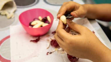 Masa arkasındaki tabakta servis edilen kızarmış uskumru balığının yakın görüntüsü. Geleneksel Malezya öğle yemeği için yemek servis etti.