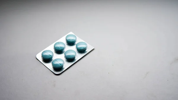 Pil Parasetamol Dalam Kemasan Pada Latar Belakang Putih Yang Terisolasi — Stok Foto