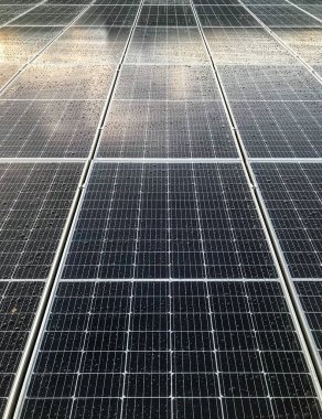 Fotovoltaik enerji santralinin güneş panellerini ya da güneş ışınlarıyla elektrik sağlamak için güneş parkını kapatın. Yenilenebilir enerji ve alternatif elektrik kaynağı. Seçici odak.