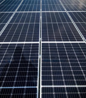 Fotovoltaik enerji santralinin güneş panellerini ya da güneş ışınlarıyla elektrik sağlamak için güneş parkını kapatın. Yenilenebilir enerji ve alternatif elektrik kaynağı. Seçici odak.