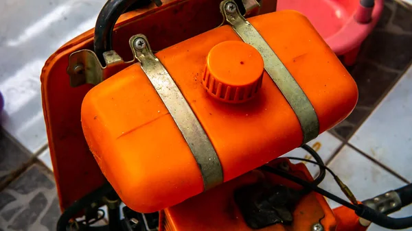 Zamknąć Maszynę Cięcia Pomarańczowych Szczotek Podłodze Szczegóły Korpusu Maszyny Przycinania — Zdjęcie stockowe