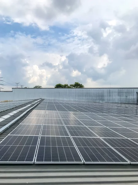 观光伏发电站或太阳能公园的太阳能电池板 为工厂屋顶提供电力 可再生能源和替代电力来源 有选择的重点 — 图库照片