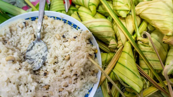 制作Ketupat Daun Palas 马来西亚的糯米食品 用装在菱形集装箱里的米制成的饺子 内装编织的棕榈叶袋 有选择的重点 — 图库照片