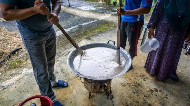 Kuala Pilah, Malezya - 13 Haziran 2020: Hari Raya sırasında köylülerin geleneksel Malezya tatlı çölünü pişirmek. Şekere benzer, şeker bazlı, palmiye esanslı bir şekerleme. Seçici odak.